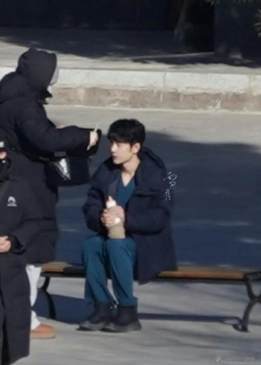 小城良方新路透，肖战捧水杯看成奶瓶，第一眼还以为肖战捧的是奶瓶，真的好像🍼，啊