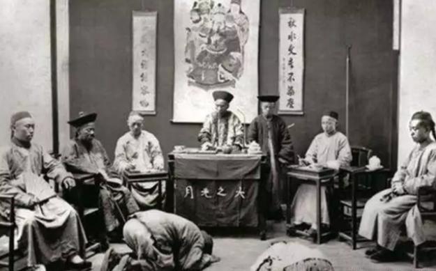 1884年，东北一个土财主翟彪为了霸占田地，残忍打死了农户，结果农户的妻子不哭不