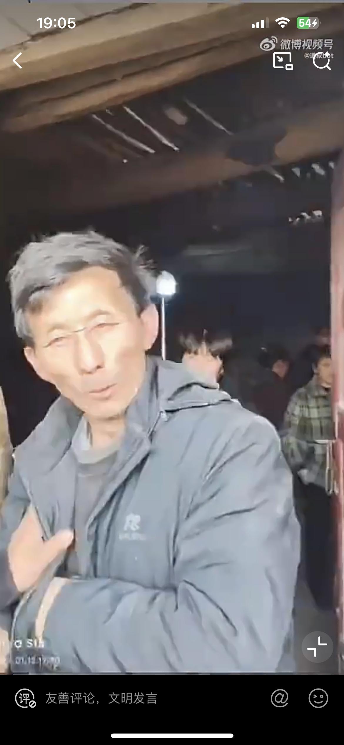 订婚现场撕破脸！爷爷奶奶当众抢12.8万彩礼，要拿给儿子再婚，太寒心。女孩从小