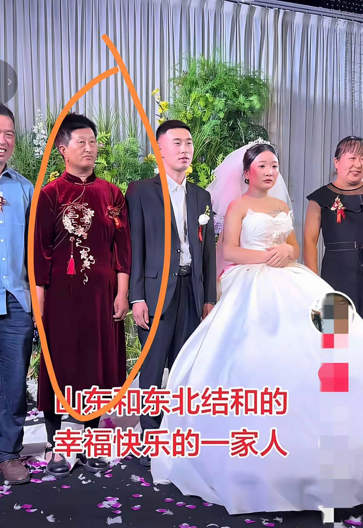 幸好她穿的是旗袍，要不然都没有认出来她是婆婆