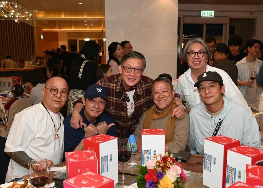 几位香港影视圈的知名人士合影：我认出了穿白T恤、戴着眼镜与项链、有纹身的吴志