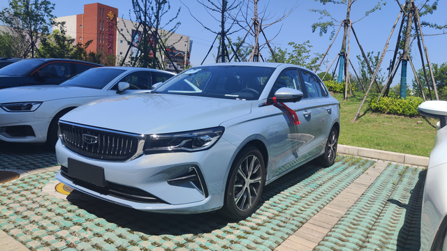 新司机上路昨天提车，出4儿子店加满油，加了43-44升，到今天已经开了192k