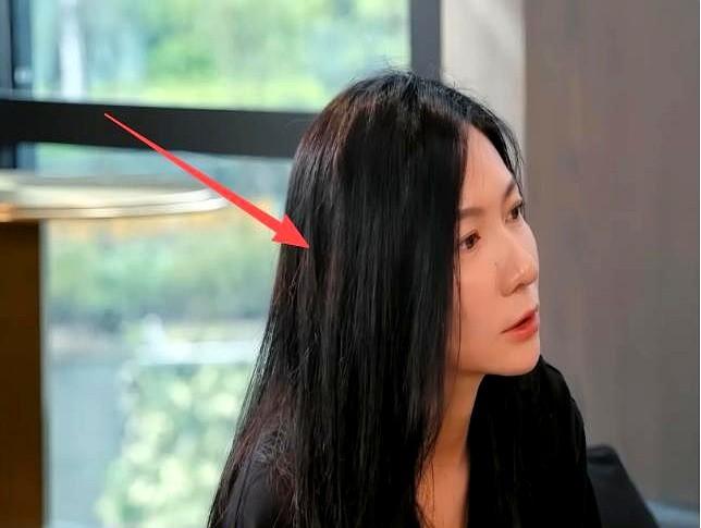 佟丽娅经纪人一句话，把胡军干沉默了，也把打工人听笑了。综艺里，经纪人一本正经