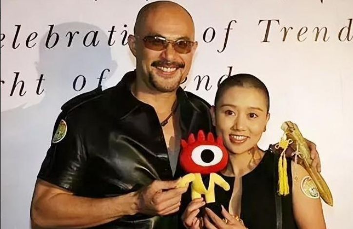1994年，饰演“鳌拜”的徐锦江到云南拍戏，路过机场的时候，他看到一队女兵，其中