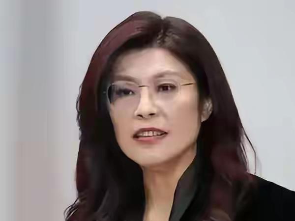 郑丽文她要是有头脑跟着祖国走，就是在任何地方，任何时候都有面子，也有令人羡慕的前