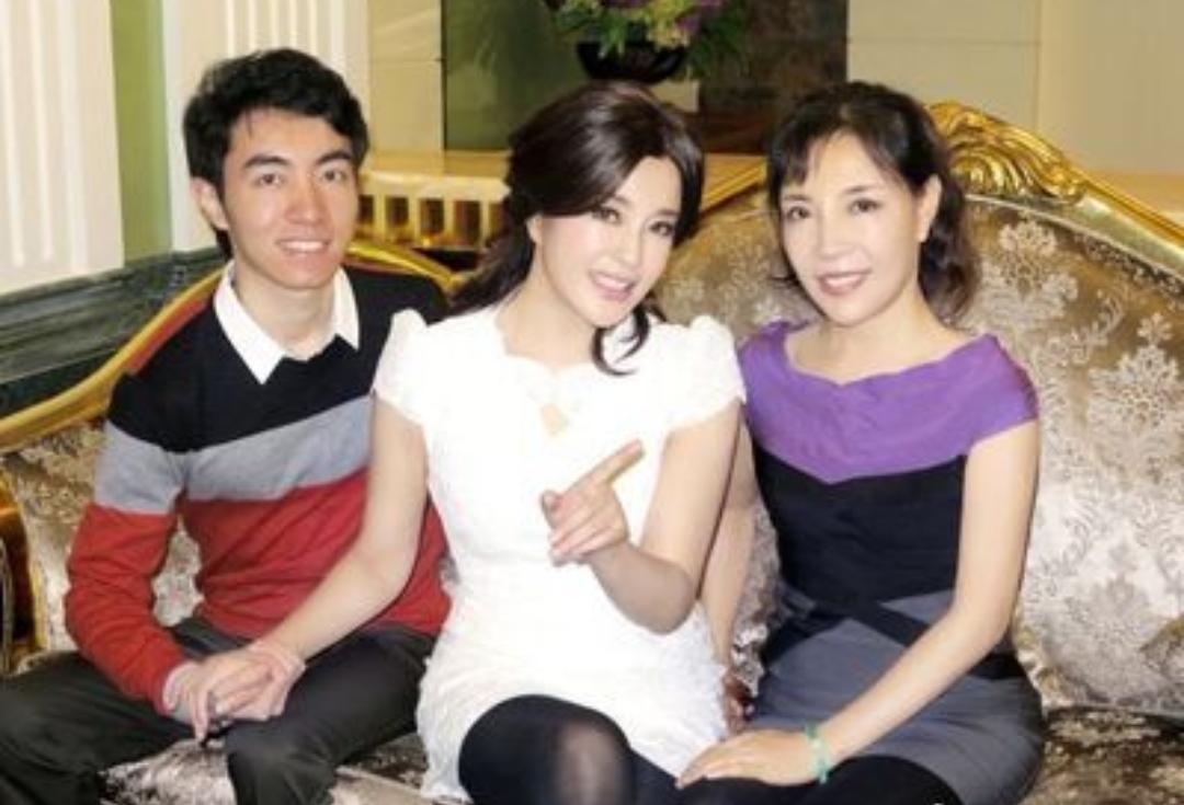 1985年妹妹的儿子刚满月，刘晓庆就接过来亲自抚养，送他读北京贵族学校，在学校对