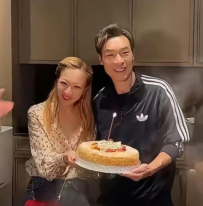 许志安其实还是老样子，郑秀文却判若两人一般。许志安面容似乎还是原来的模样，而郑秀