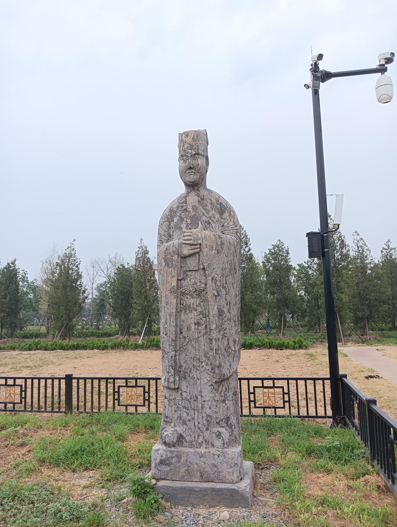 巩义市的地理位置决定了它只能单打独斗巩义市虽属郑州市代管，但其实在地理位置