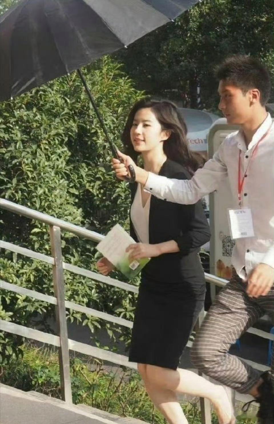 这小帅哥的工作，是不是工资很高吧！​​​