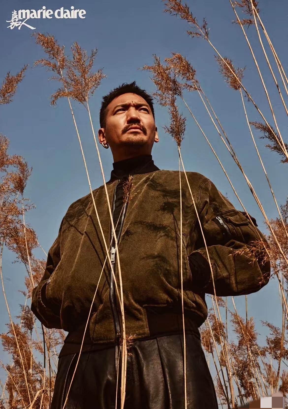 “粗犷=油腻”的滤镜，被两个藏族男人一拳打碎。《生命树》里，扎错顶着高原红、操