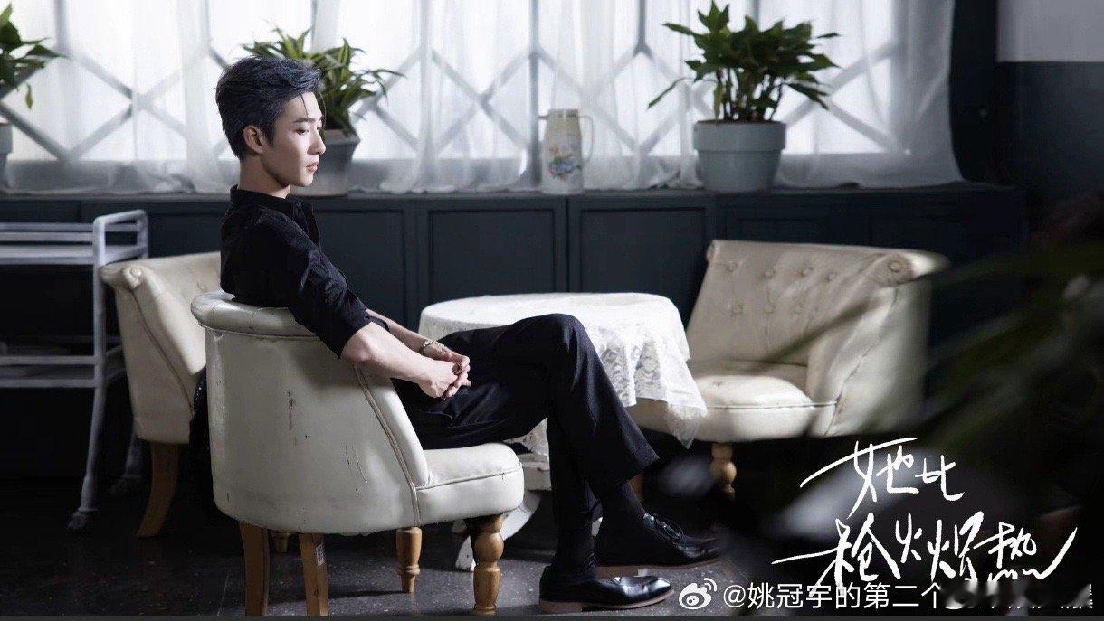 姚冠宇又杀回疯批赛道了姚冠宇用细腻的演技诠释了霍子琛这个复杂角色。表面冷酷无情