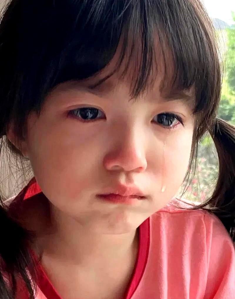 浙江温州一个班主任批评一个女孩义卖只捐旧练习册。女孩回答妈妈是清洁工，一个月工