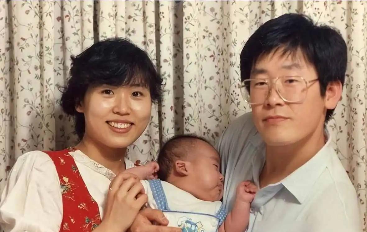 这两口子年轻的时候，颇为恩爱，韩国总统李在明和妻子金惠景生娃后拍照留恋。这两人