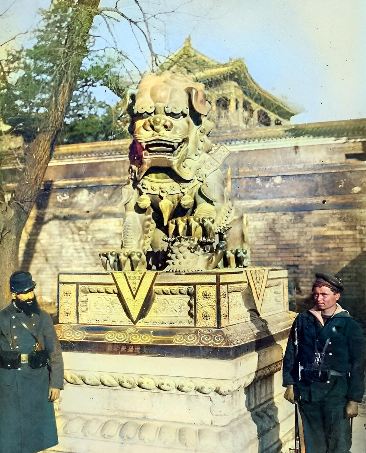 1901年，两名意大利兵驻守大铜狮旁。这尊大铜狮原本在北京的阐福寺。可是，意大利