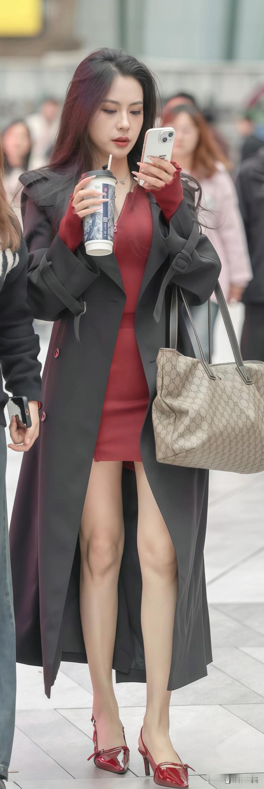 红黑配色又美又飒，修身红裙+长款黑风衣，走路带风，回头率直接拉满✨