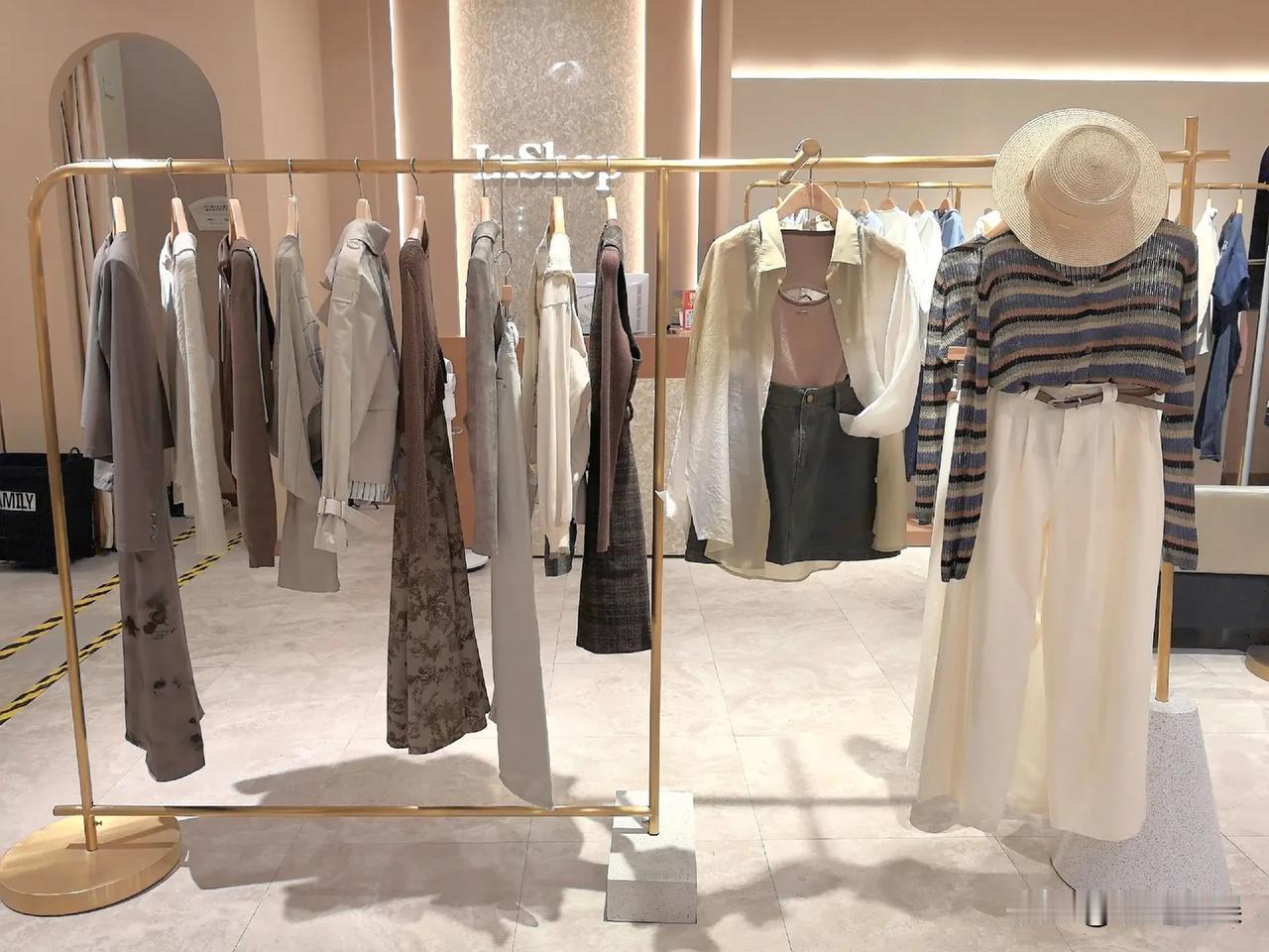 我特别不愿意去实体店买衣服，一个最主要的原因是，一进入服装店，服务员就跟着