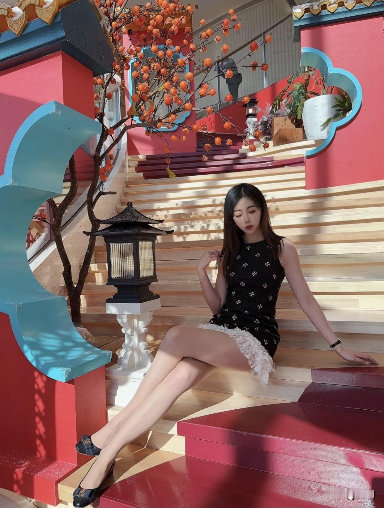 ＃生活随手拍＃打卡“柿柿如意”拍照墙，古风少女与扇子相映成趣！