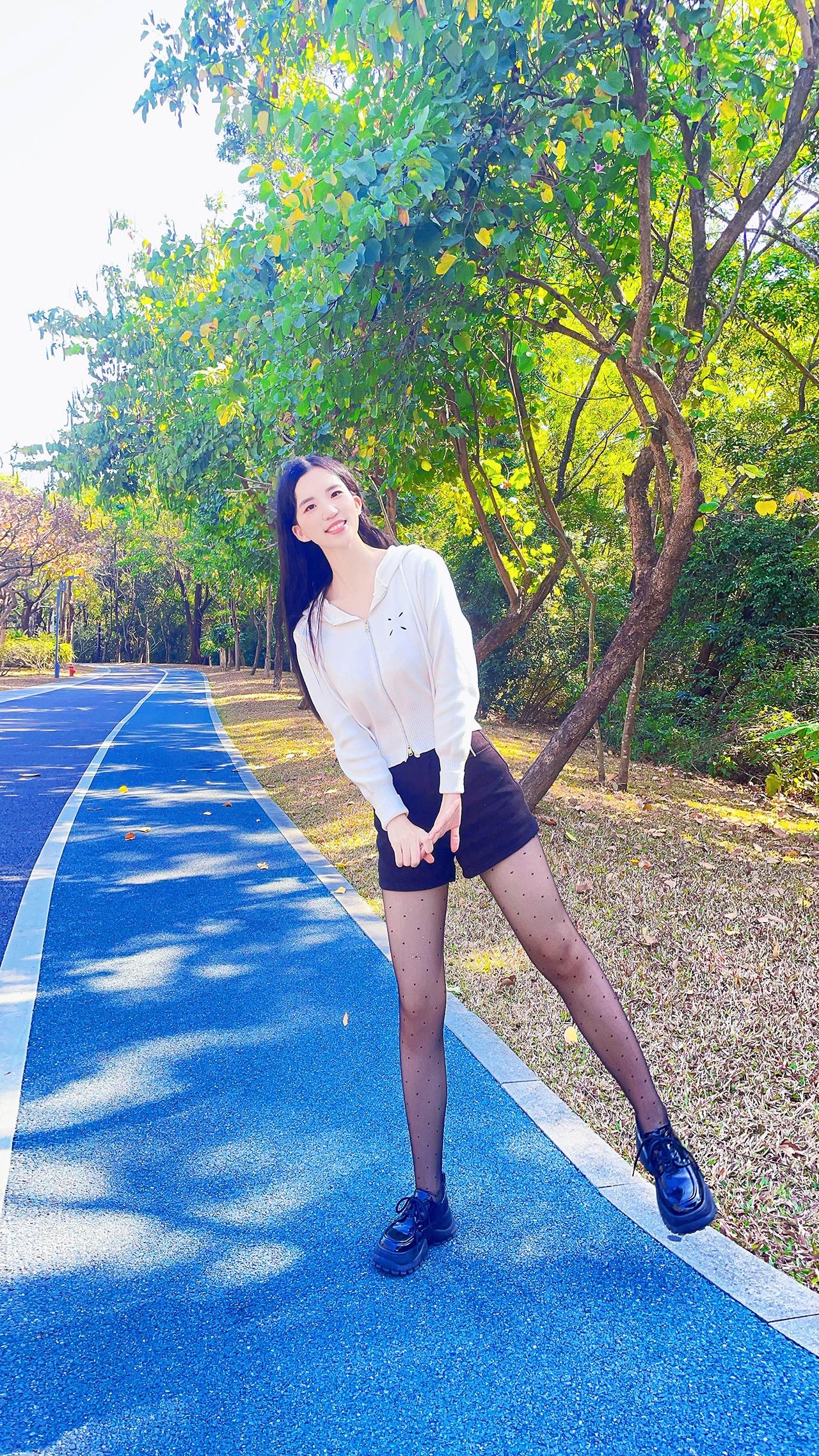 把穿搭风格用萌萌哒的话说出来，像糖果一样甜~黑丝波点袜袜子美女