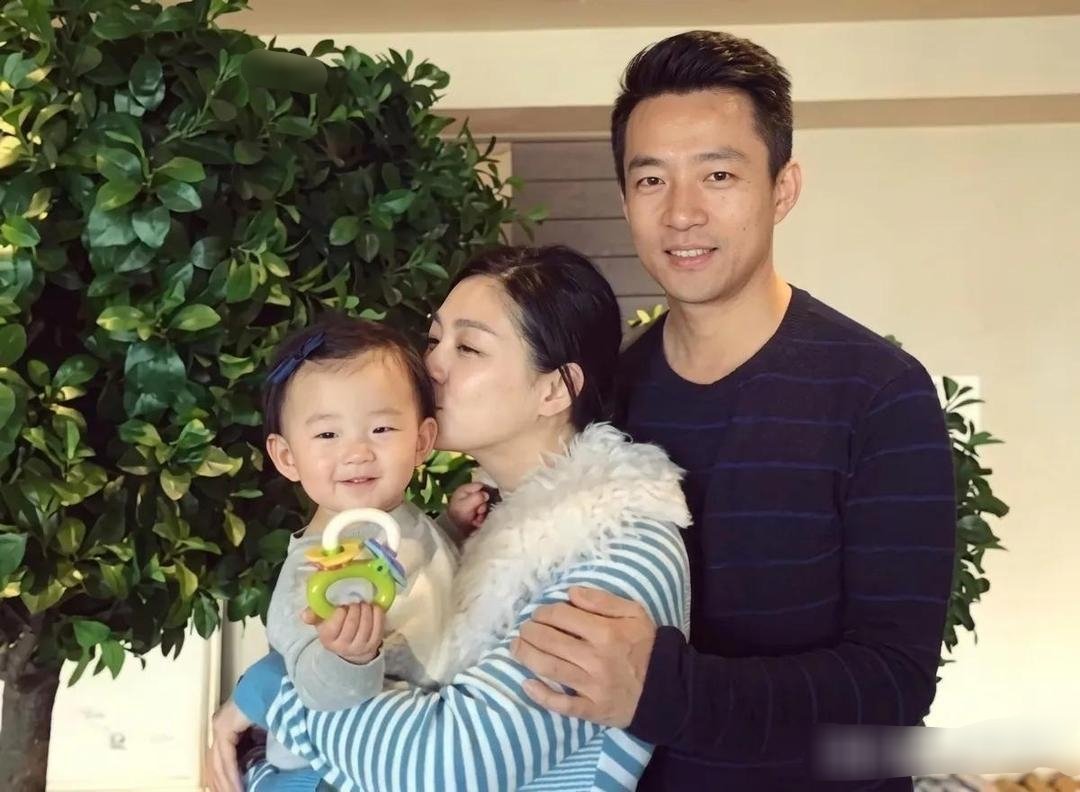 同样是汪小菲，两张全家福照片愣是拍出了两种人生。​​​