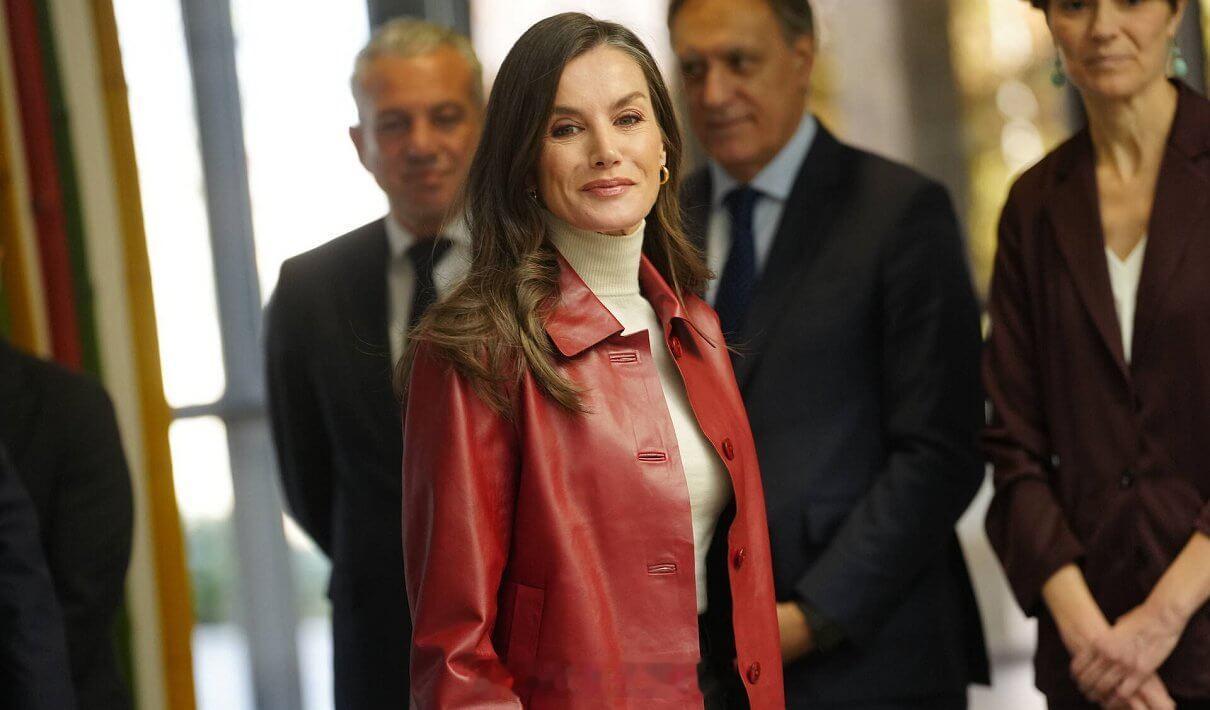 12.3西班牙王后莱蒂齐亚出席颁奖礼，皮衣来自mango