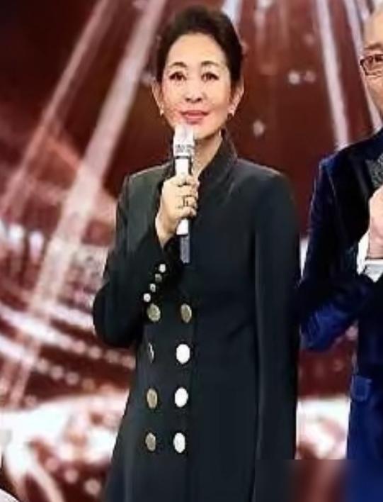 老编导还在念叨周涛的稳重，57岁的她却悄悄干了件“出格”的事！当年，多少人