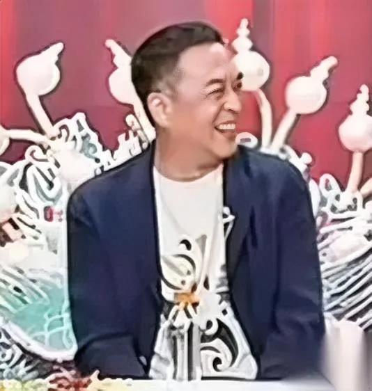 张嘉译去宇辉直播间脸都笑皱巴了你猜为啥？真不是那种客气的官方笑，是鼻