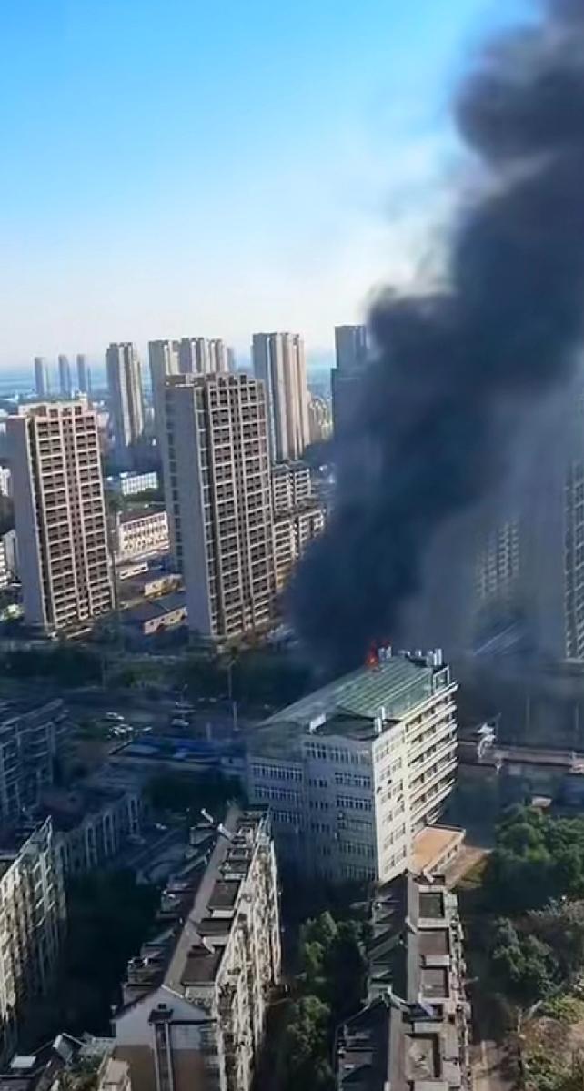 令人揪心！这伙太大了！有没有人员伤亡？事发江苏镇江。今天（11月18日）上午，有