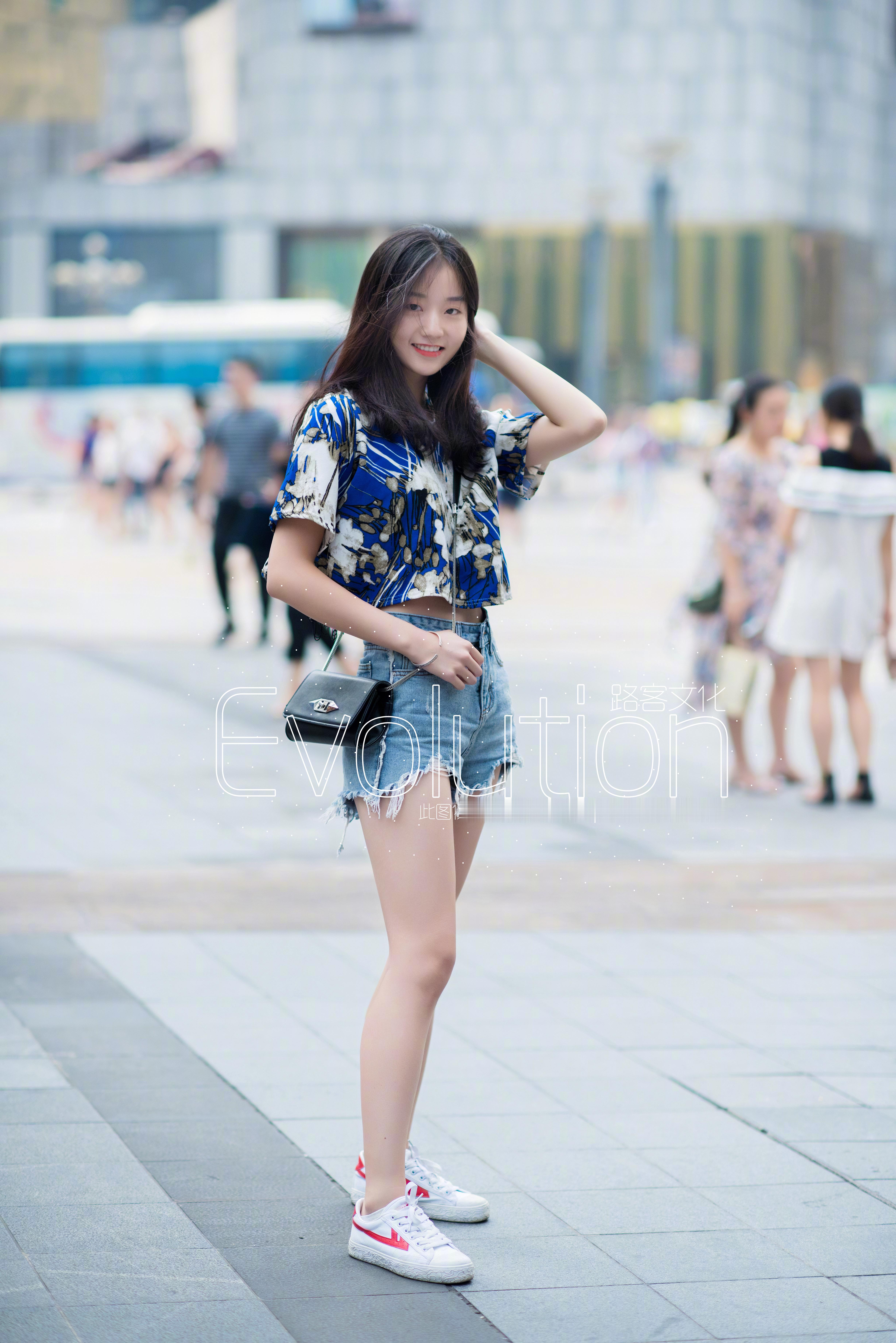 小姐姐的侧身微笑很漂亮​​​