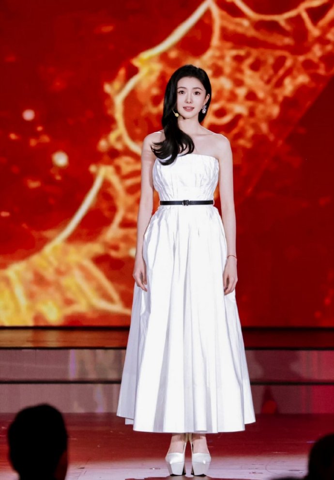 虽然刘浩存怎么样都很美，但是怎么给宝宝穿这么高的高跟鞋​​​