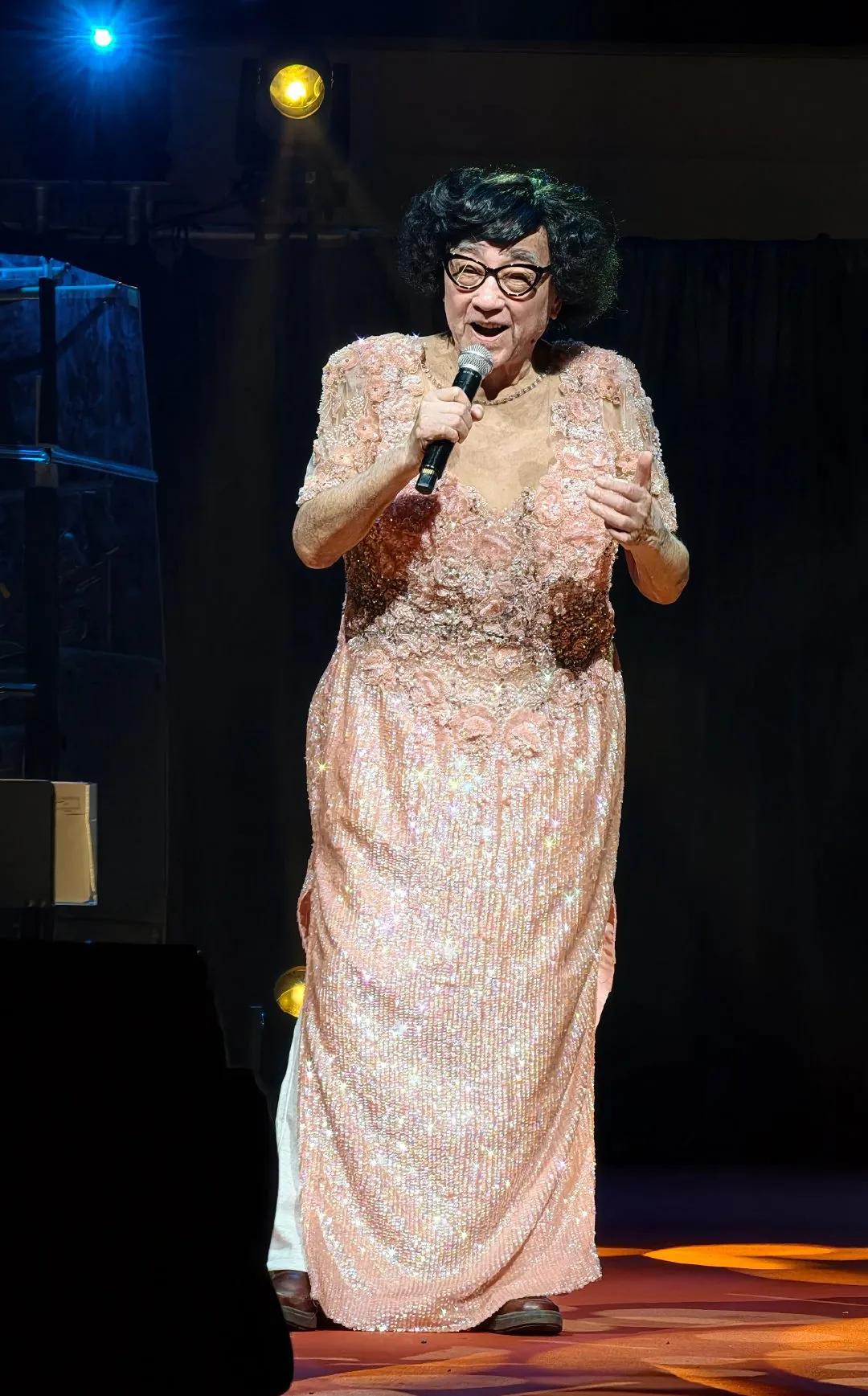 84岁卢海鹏办演唱会众星云集，老同学周润发现身补送生日红包！1月27日，老戏骨