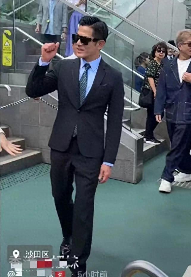 60岁郭富城赛马场大放异彩，爱驹夺冠喜提百万奖金近日，60岁的郭富城现身香港赛