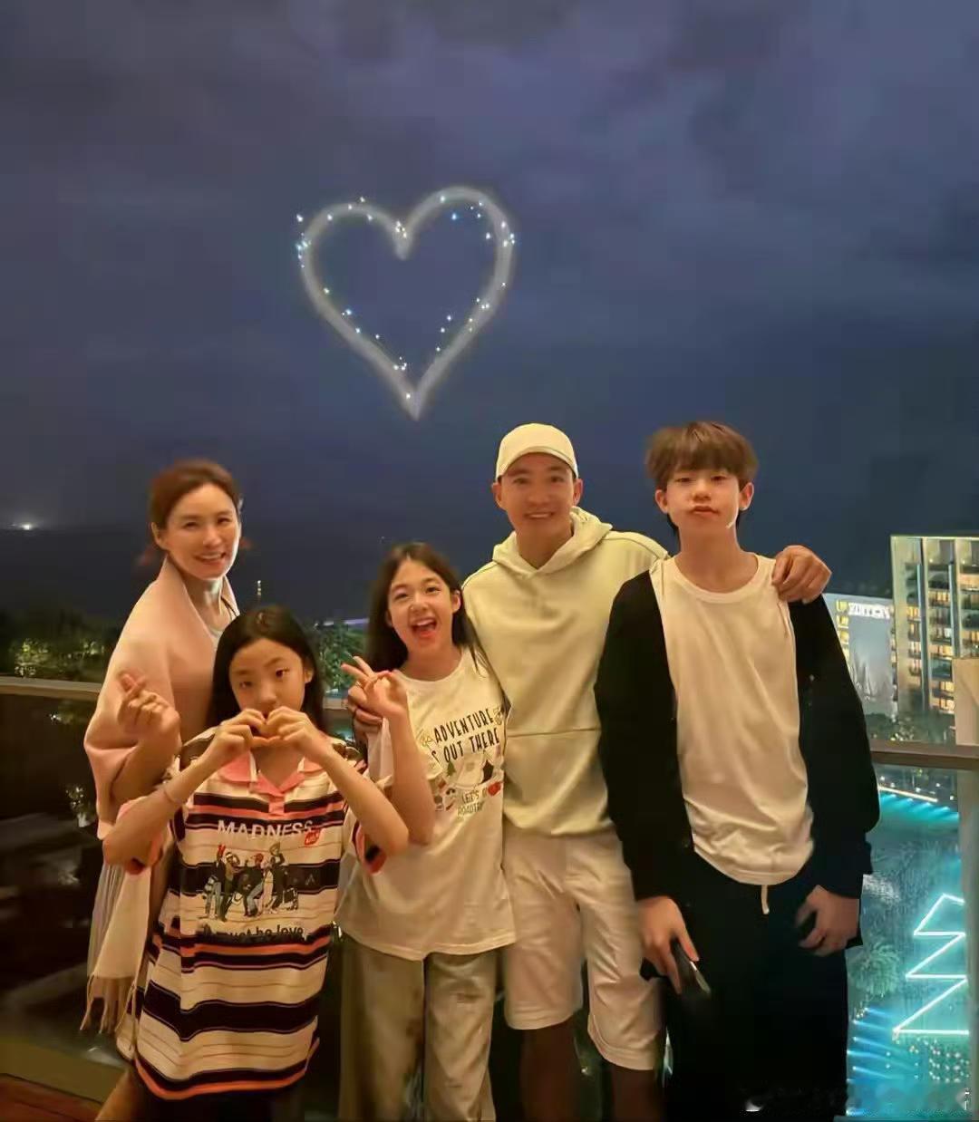 刘畊宏二女儿12岁小泡芙越发男相，14岁儿子刘宇恩正在窜个子，身材单薄又高又瘦，