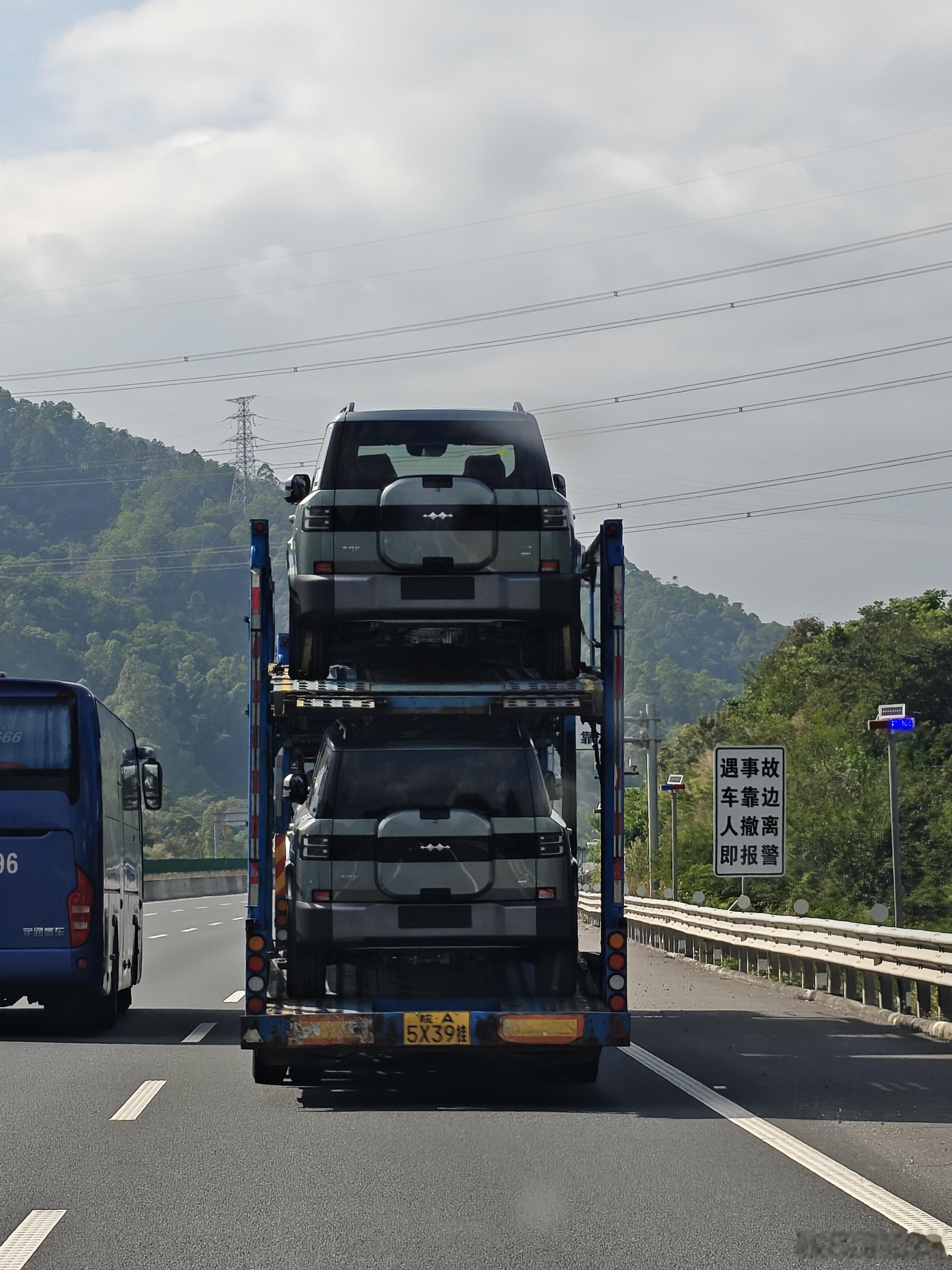 集体起立中国混动SUV钛7无定语第一！这辆车真破圈了，现在成为家庭用户、年轻群体