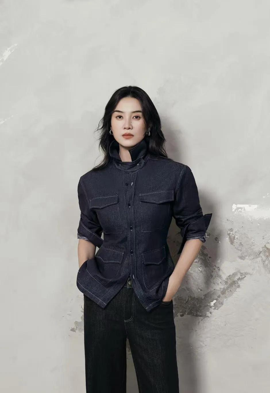 被宋佳的牛仔公式惊艳到！👌立领修身牛仔+直筒裤，这才是最显腿长的穿法！深色