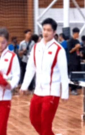 樊振东陈梦你俩不避嫌了，尤其是你樊振东，笑得那么开心。线下避嫌这事儿早从港澳行