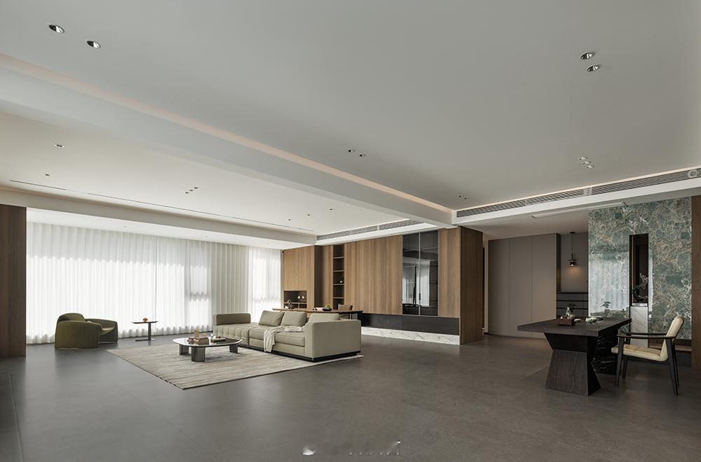 两梯两户的房子，邻居把一堆东西堆到了楼梯和侯梯厅，我是对门也不好说啥，物业说了几