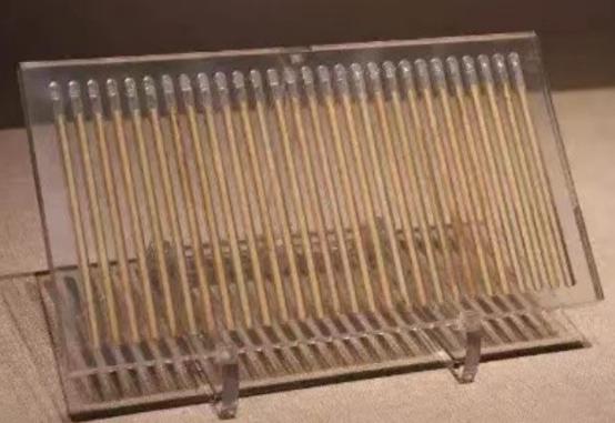 1971年，陕西工人老刘挖地基，挖出一窝通体肉红的老鼠崽儿。他本想抡起铁锹，将这