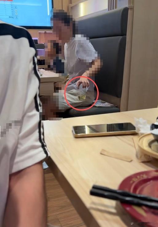 儿童小便座位拉起围栏并禁止入座北京寿司郎门店卡座上，家长用杯子接孩子小便一事发酵