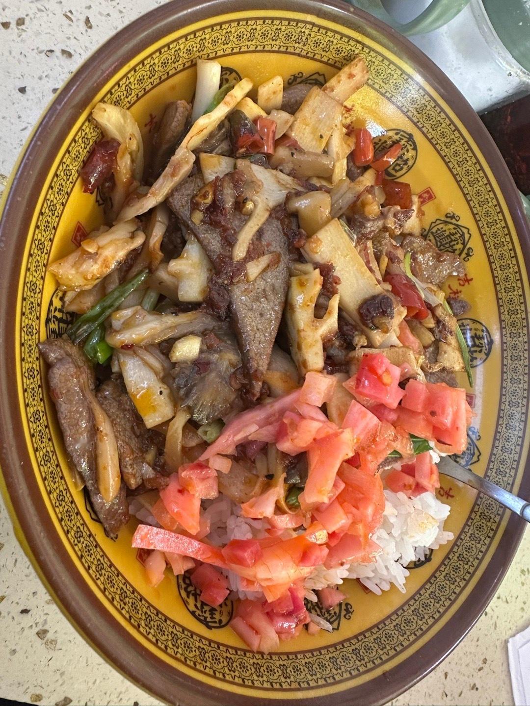 吃午饭了吗？赶紧来吃吧！这猪肝盖饭还不错的哟！