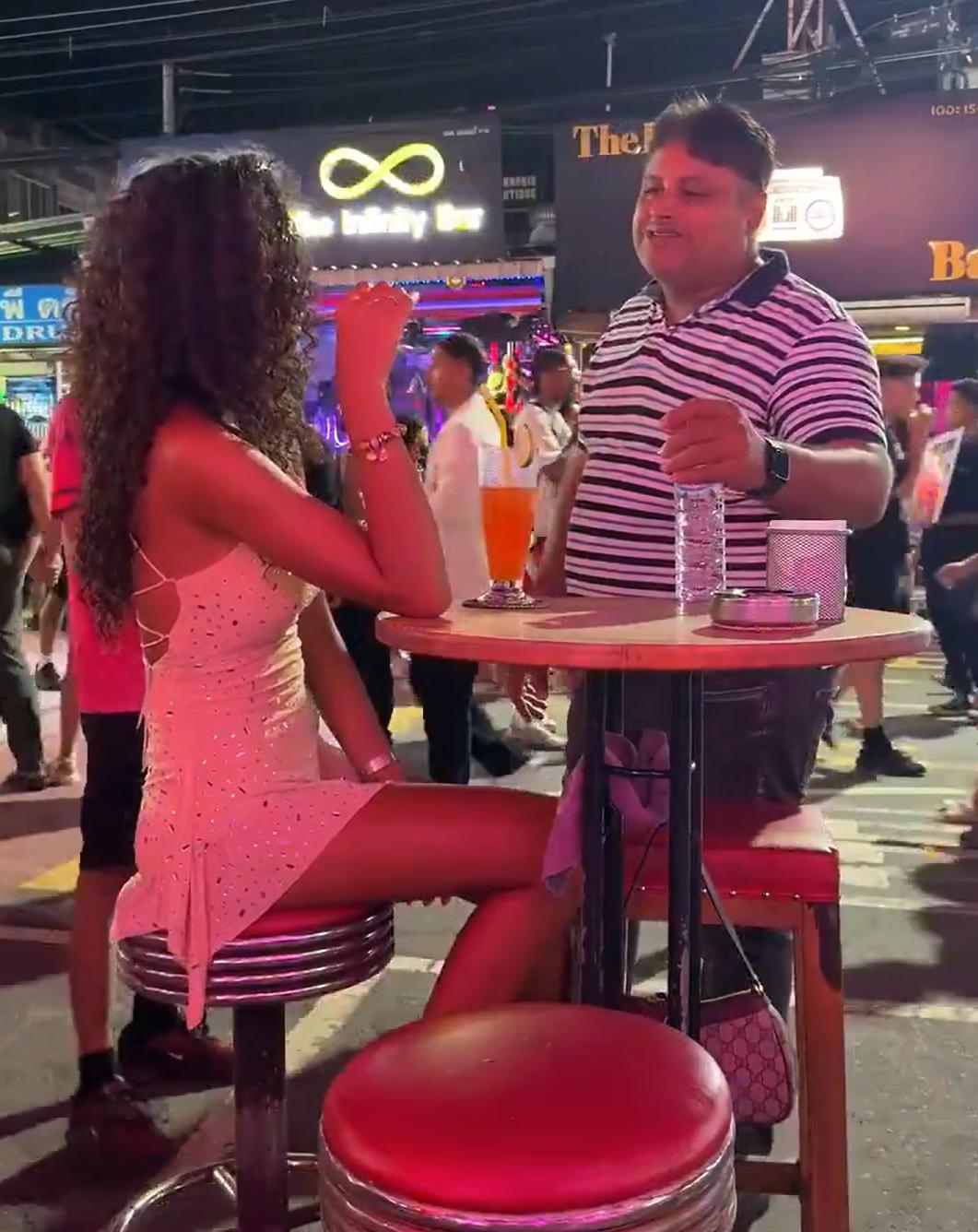 还得是印度人，始终对自己充满信心。这是发生在泰国的一幕，一位看上去像是非洲人