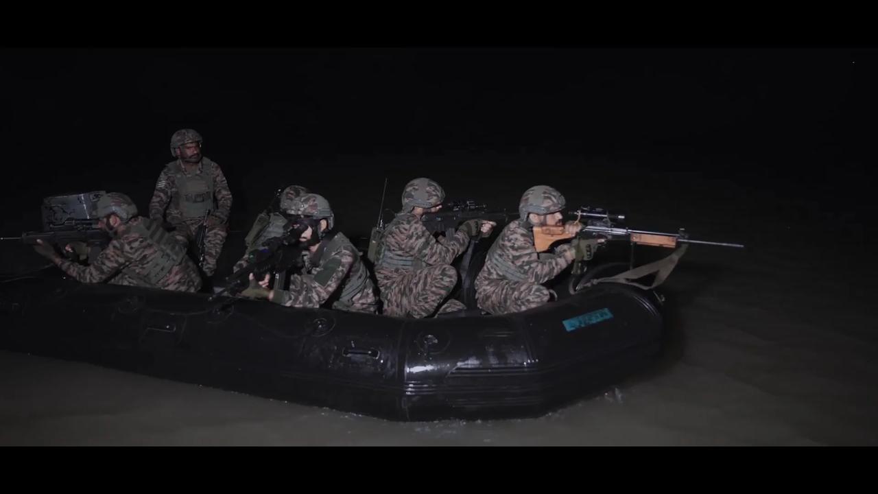 印度伞兵特种部队夜间训练，有意思的是，伞兵使用的以色列以色列加力尔精确射手步枪上