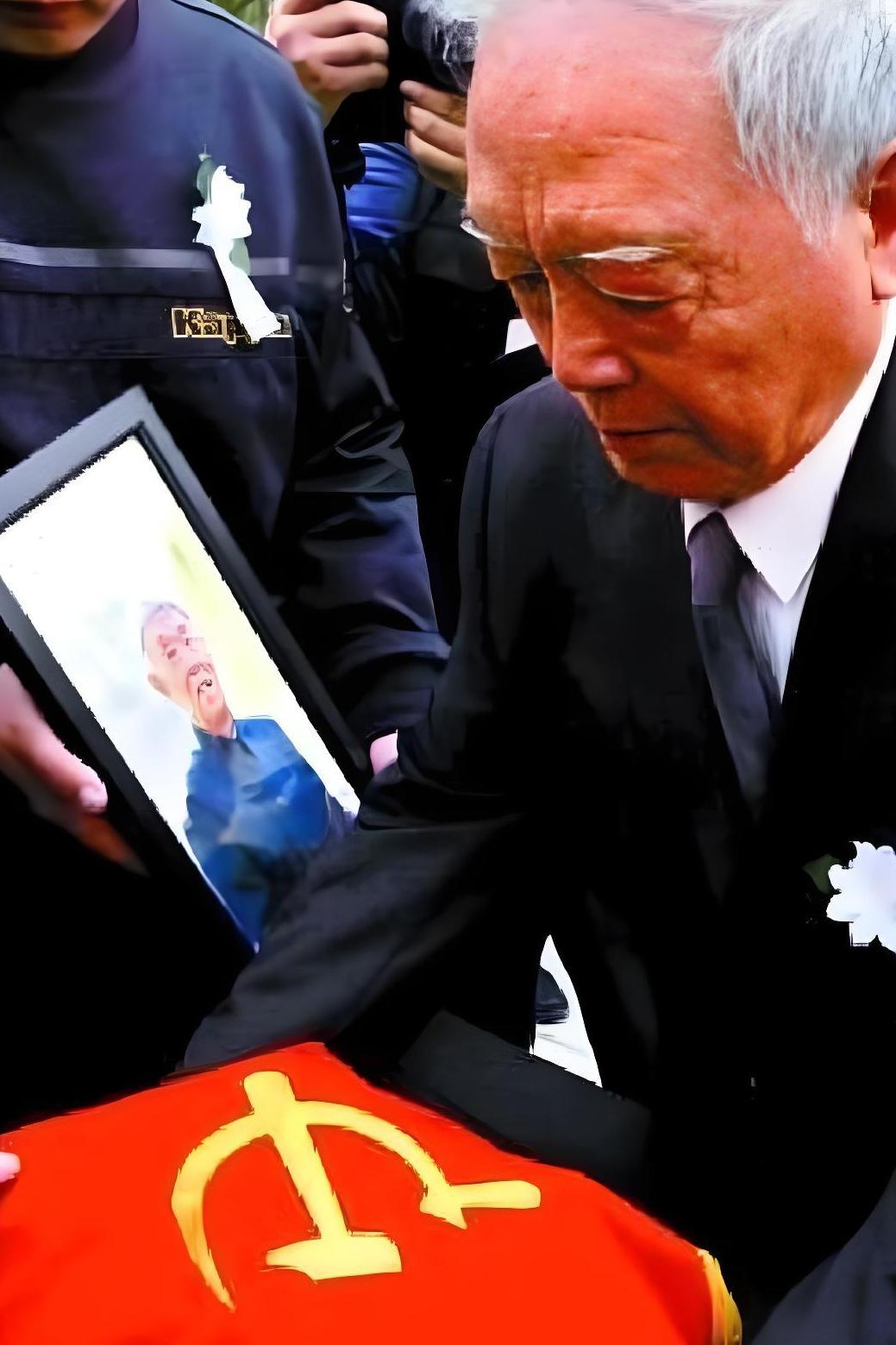 2010年，国学大师季羡林魂归故里，一张罕见的留影，从镜头中我们可以看到，已经古