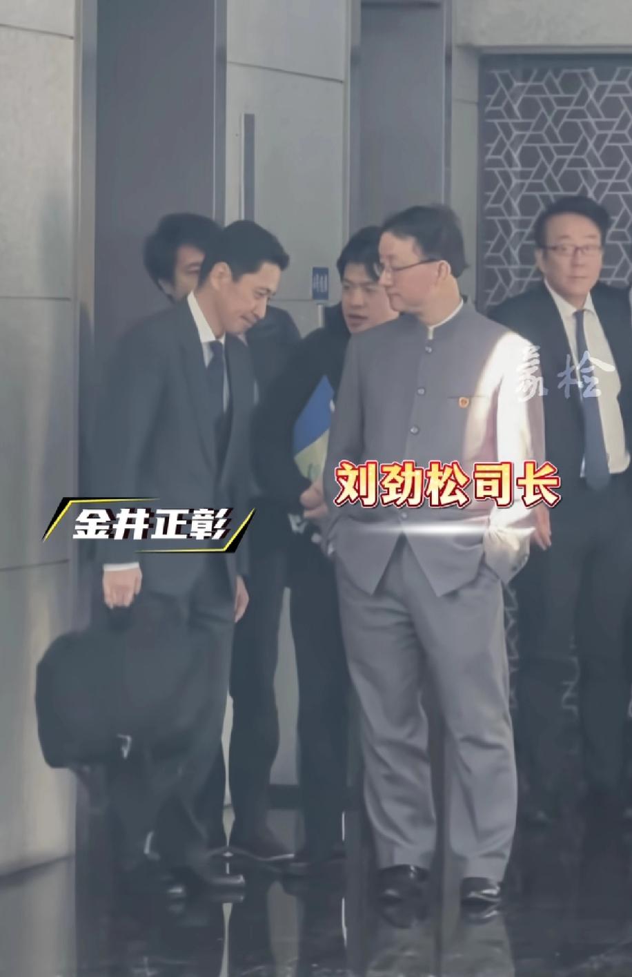 日本选了个大嘴巴女人当首相，然后一帮子男下属为其擦屁股，关键她又是以首相的身份发