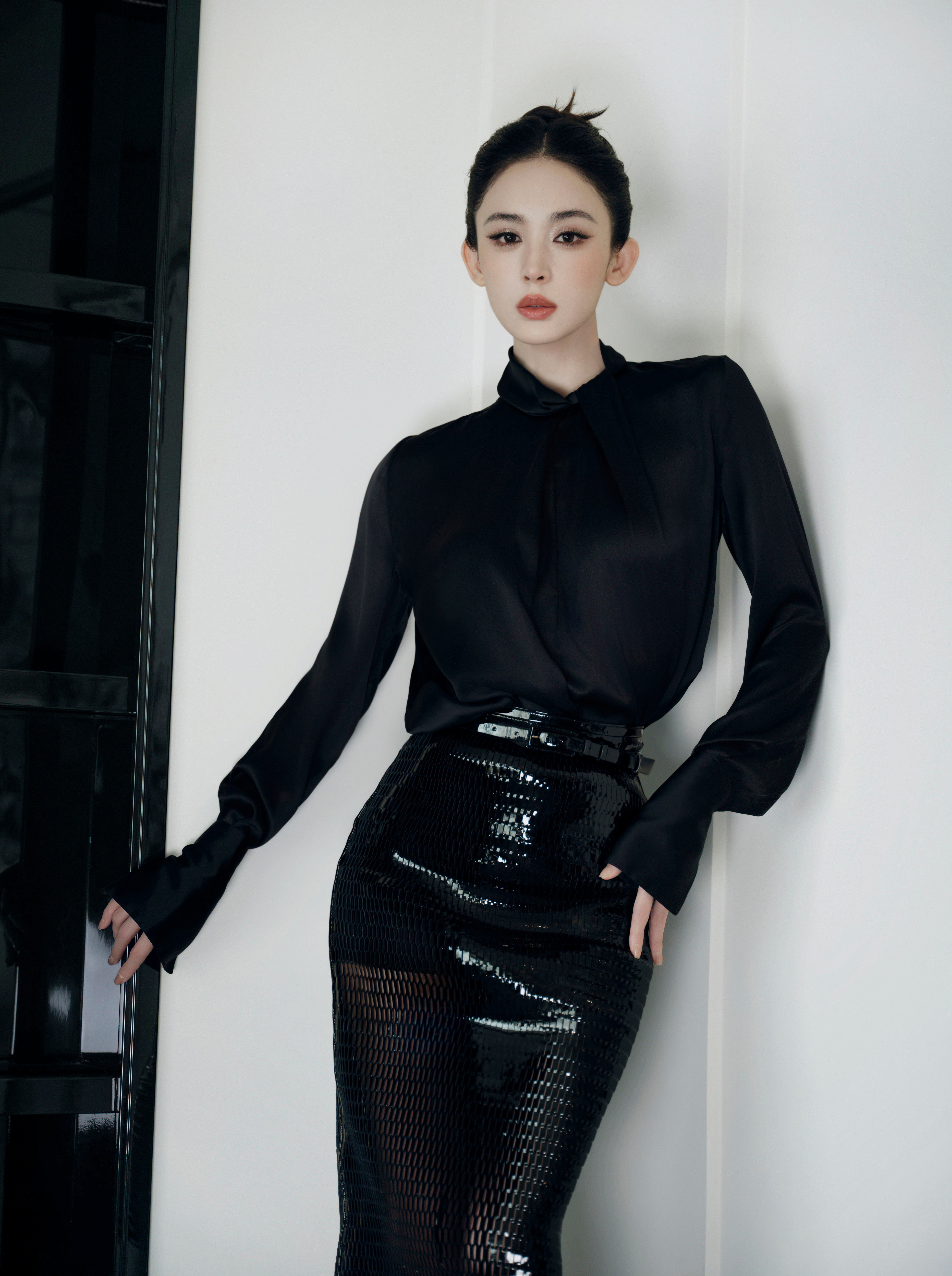 TF绝色之夜顶级名利场所有人感受！这张脸真的太美了！盘发的干练与镂空黑裙的优