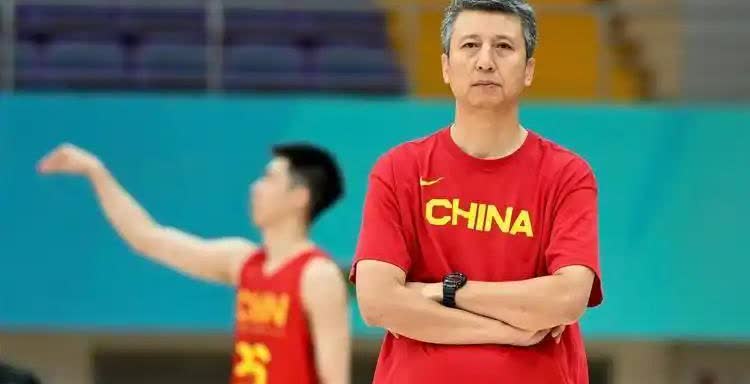 中国男篮12人大名单预测：中锋：周琦、余嘉豪、胡金秋；大前锋：王俊杰、赵