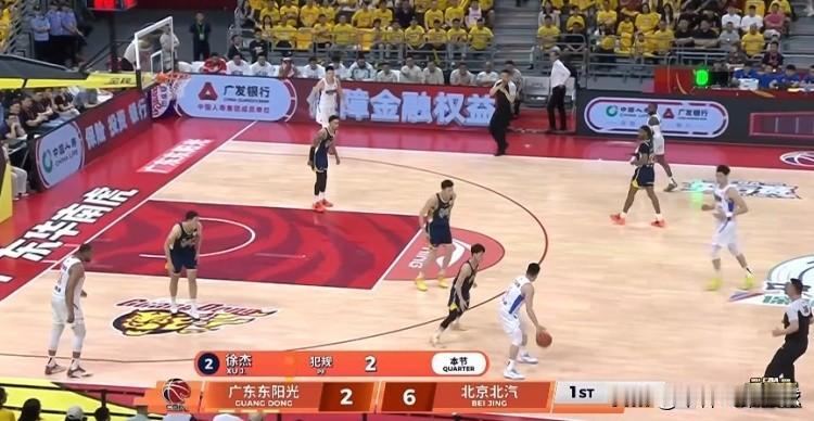 徐中锋的名头真的不是白来的，在和北京的比赛中，抢下关键篮板助攻张皓嘉投中绝杀三分