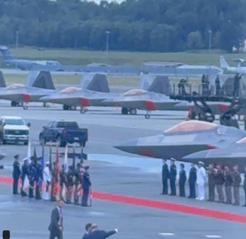 美俄五代机白令海峡上演'空中套娃'：普京专机遭F-22包围，苏-57贴身反杀！