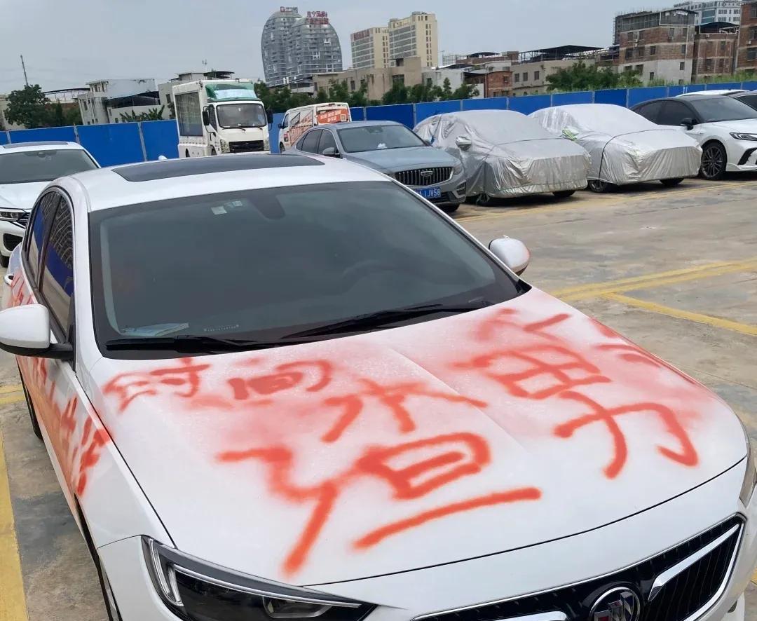 没认识我老公之前，我也是被渣男伤过的，同事谈了个对象，结果他是渣男，一气之下把他