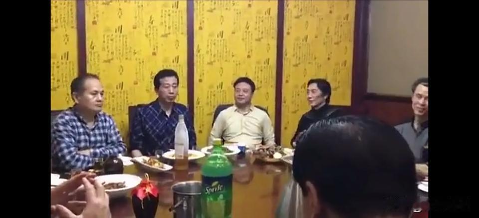 这才是真正的、纯粹的同学聚会啊，没有丝毫杂质，氛围超棒，我向你们致以最崇高的敬意