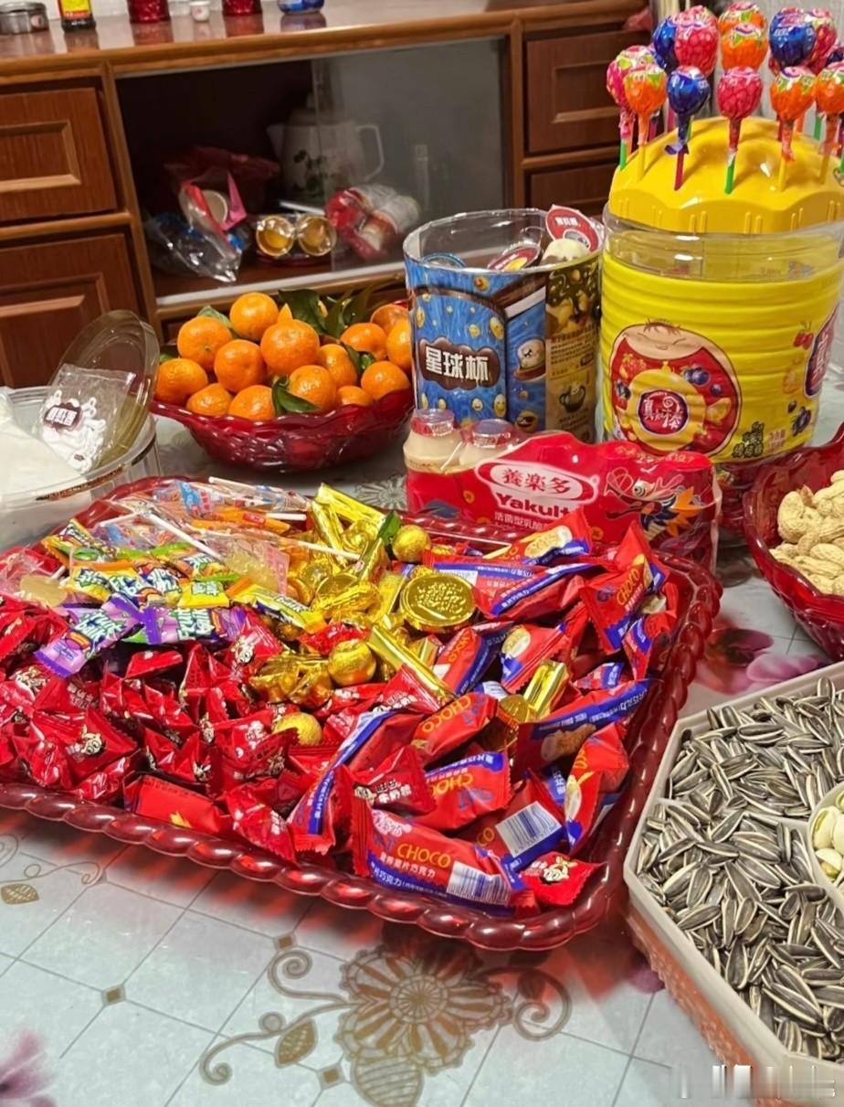 小时候的年货是甜蜜的诱惑，现在的年货更注重健康与品质，年味也悄然变换了模样。